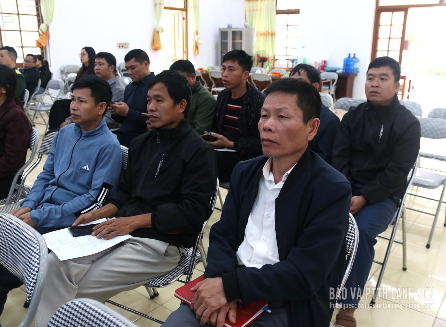 Cử tri xã Tân Đoàn dự hội nghị 