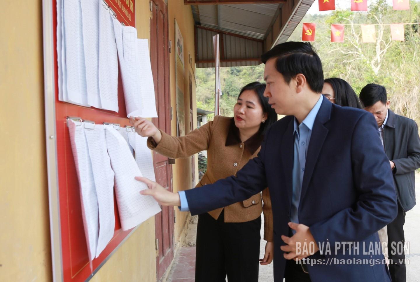 Lãnh đạo Ủy ban MTTQ tỉnh kiểm tra khu vực bỏ phiếu trên địa bàn xã Điềm He