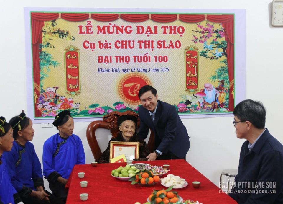 Đồng chí Nguyễn Hoàng Tùng, Ủy viên Ban Thường vụ Tỉnh ủy, Phó Chủ tịch Thường trực Ủy ban MTTQ Việt Nam tỉnh tặng quà cụ Chu Thị Slao 