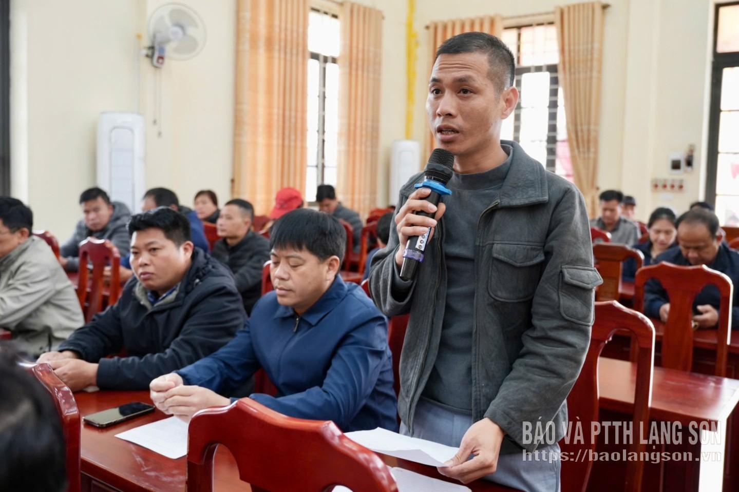 Cử tri xã Na Dương phát biểu ý kiến tại hội nghị