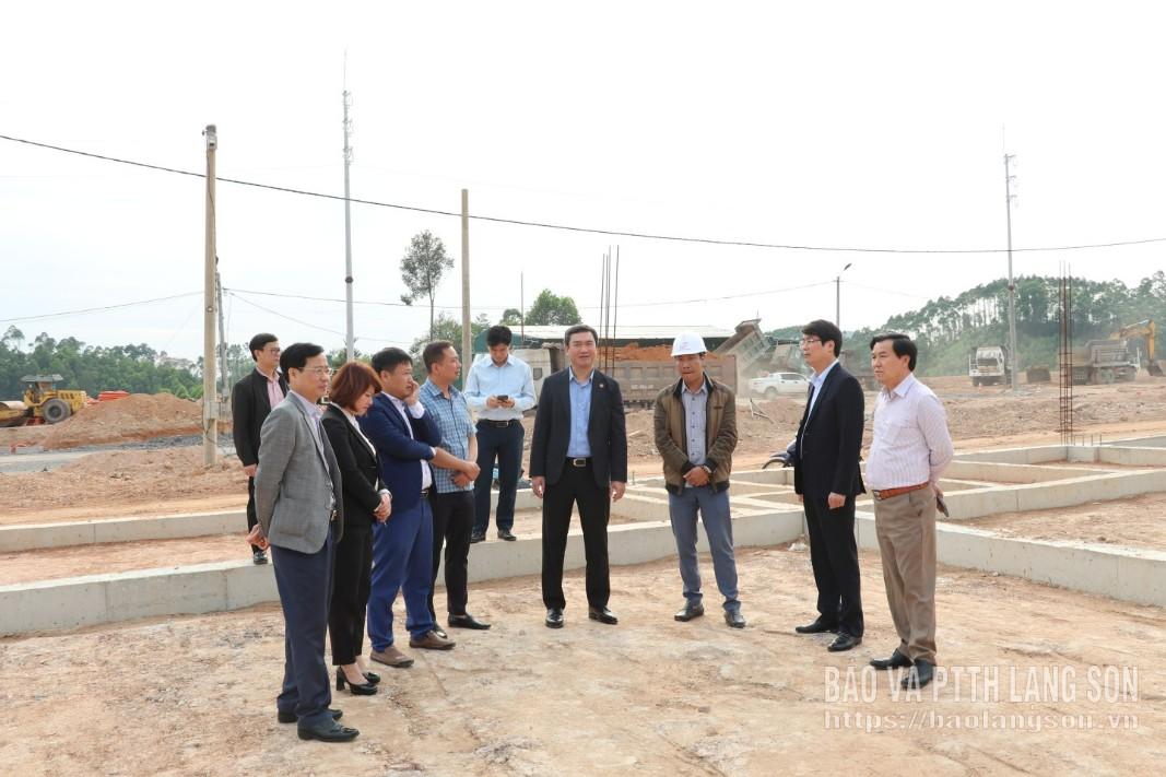 Đồng chí Nguyễn Cảnh Toàn, Phó Bí thư Tỉnh ủy, Chủ tịch UBND tỉnh và các thành viên Tổ công tác số 3 kiểm tra tiến độ dự án Cụm công nghiệp Hồ Sơn 1, xã Hữu Lũng và xã Cai Kinh