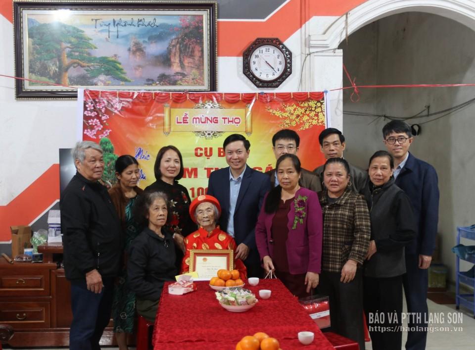 Đoàn công tác chụp hình lưu niệm cùng gia đình cụ Đàm Thị Ngái 