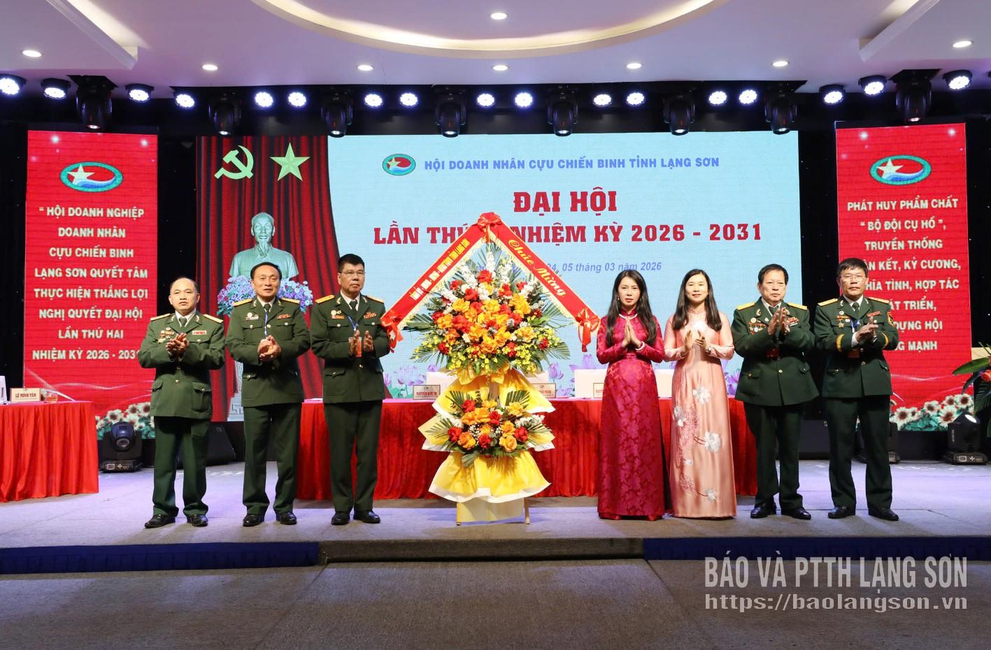 Đồng chí Đoàn Thu Hà, Phó Bí thư Tỉnh ủy, Chủ tịch Ủy ban MTTQ Việt Nam tỉnh và đồng chí Trần Thanh Nhàn, Phó Chủ tịch UBND tỉnh tặng hoa chúc mừng đại hội