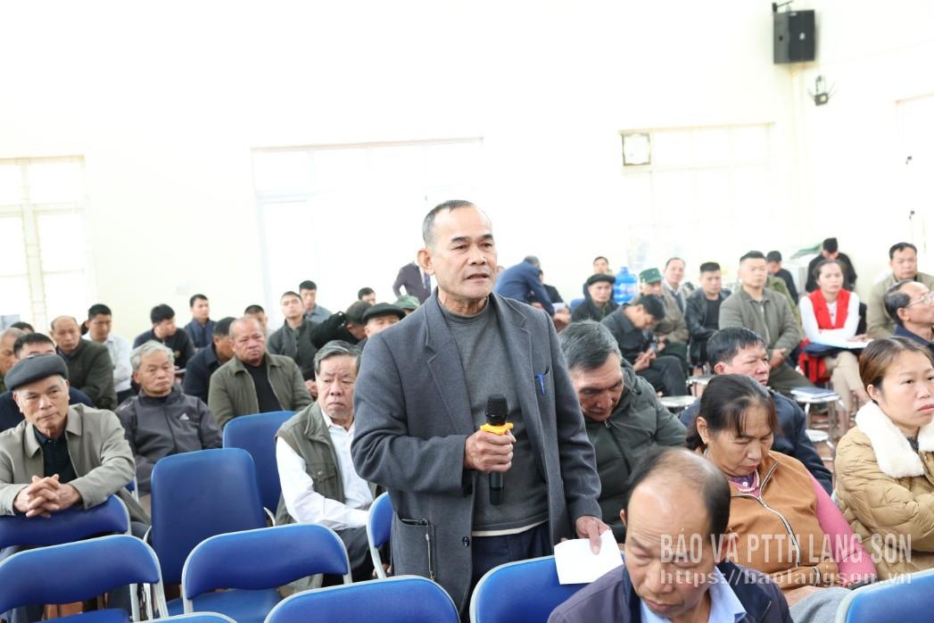 Cử tri xã Tân Tri nêu ý kiến tại hội nghị