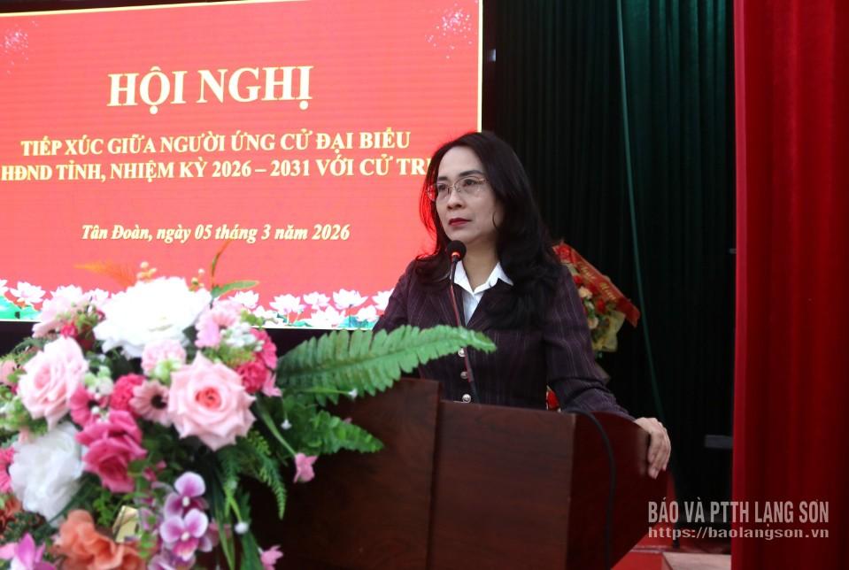 Bà Trần Thị Sơn Thùy, Phó Trưởng Ban phụ trách Ban Pháp chế HĐND tỉnh trình bày chương trình hành động 