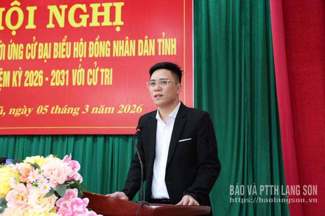 Ông Hoàng Văn Cường, chuyên viên Phòng Dân tộc và Tôn giáo, Sở Dân tộc và Tôn giáo trình bày chương trình hành động