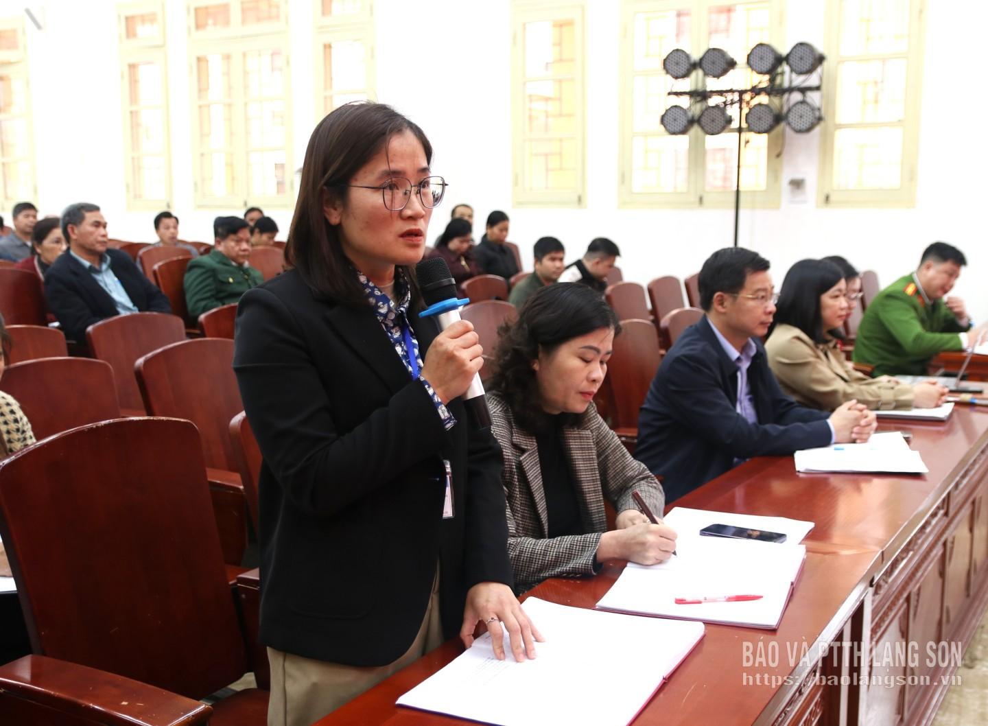 Cử tri xã Văn Quan phát biểu ý kiến, nguyện vọng