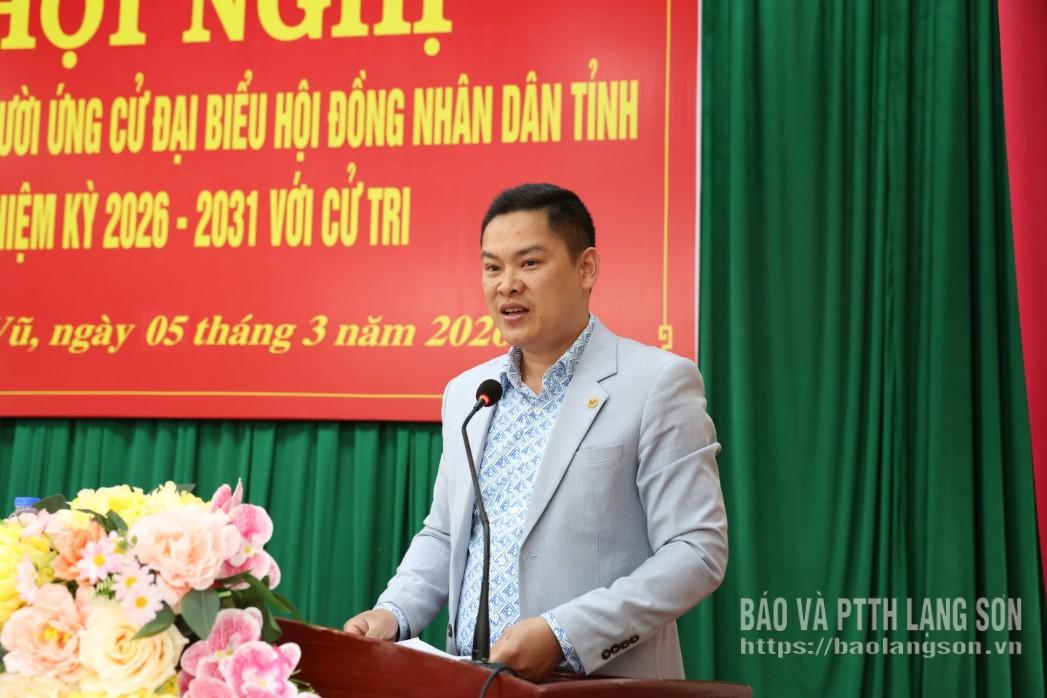 Ông Nguyễn Thanh Tùng, chuyên viên chính Phòng Công tác hội đồng, HĐND tỉnh trình bày chương trình hành động