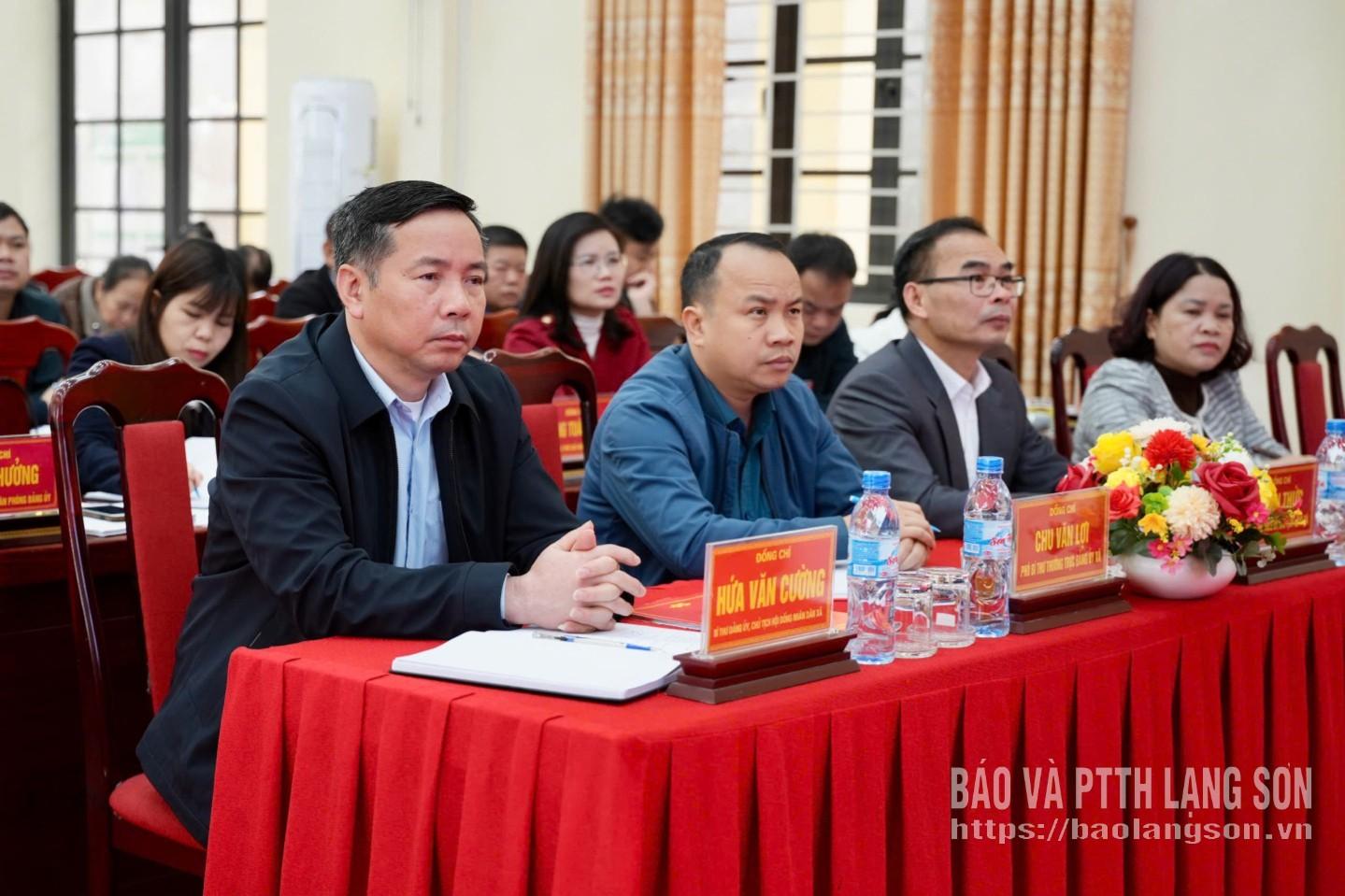 Các đại biểu và cử tri dự hội nghị tại xã Na Dương