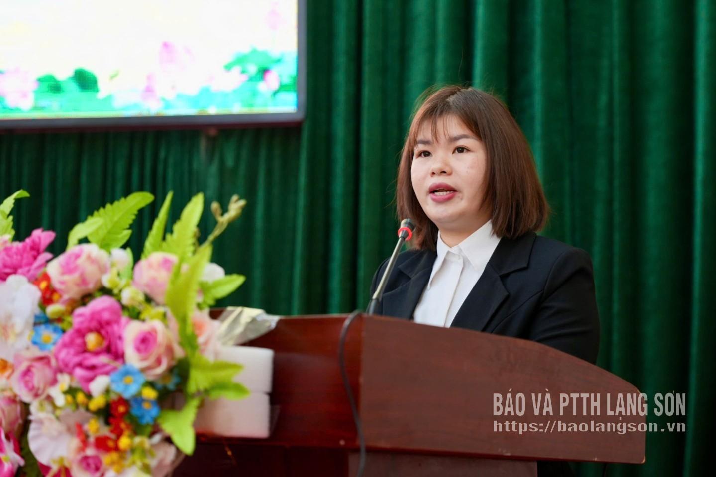 Bà Vương Thị Thu, chuyên viên Ban Xây dựng đảng, Đảng ủy xã Lộc Bình trình bày chương trình hành động