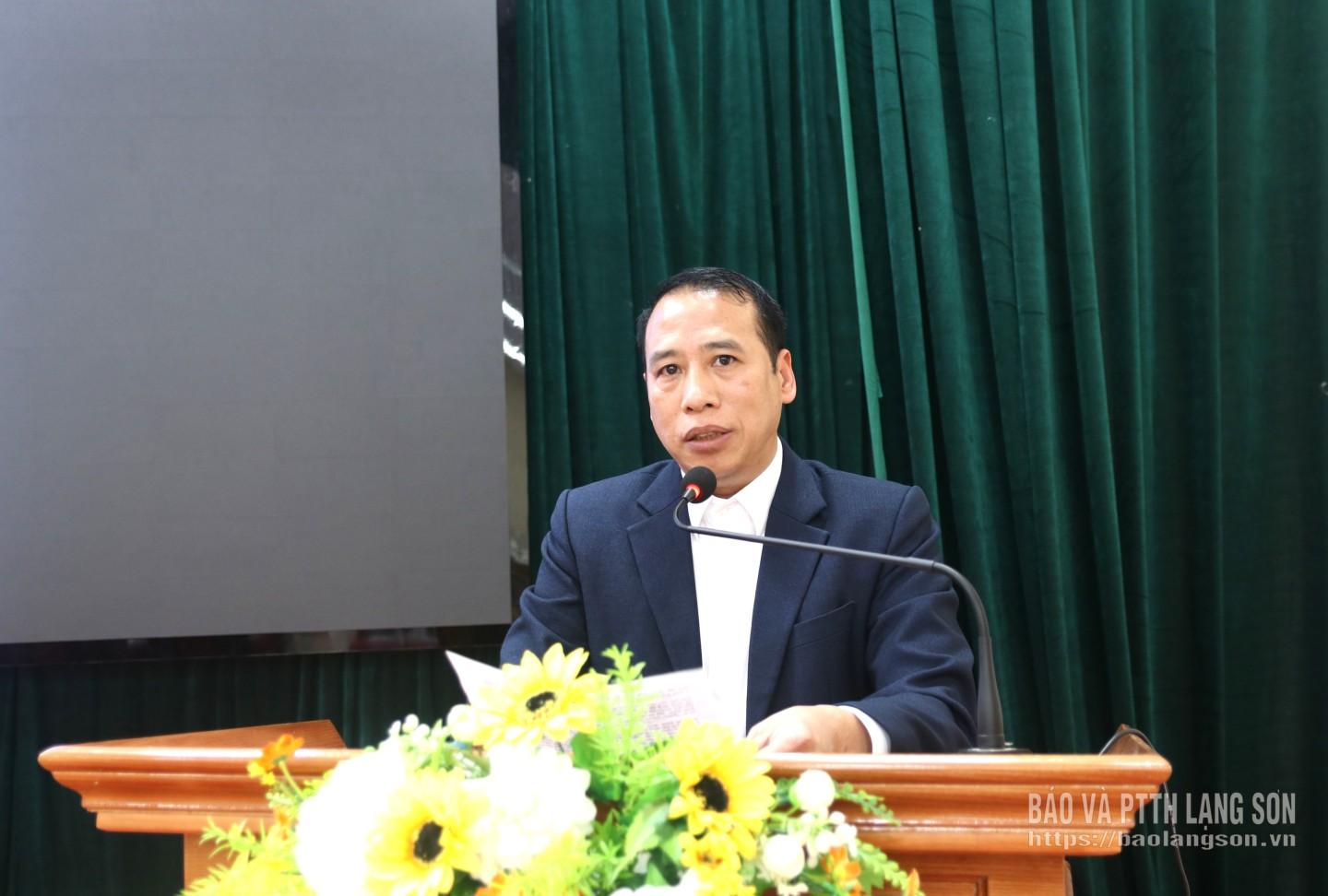 Ông Trần Quang Hùng, Chuyên viên Văn phòng Ủy ban MTTQ Việt Nam tỉnh trình bày chương trình hành động