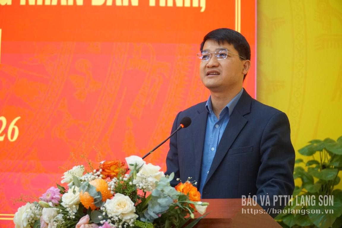 Ông Trịnh Tiến Duy, Tỉnh ủy viên, Bí thư Đảng ủy, Chủ tịch HĐND xã Đồng Đăng tiếp thu ý kiến cử tri tại buổi tiếp xúc