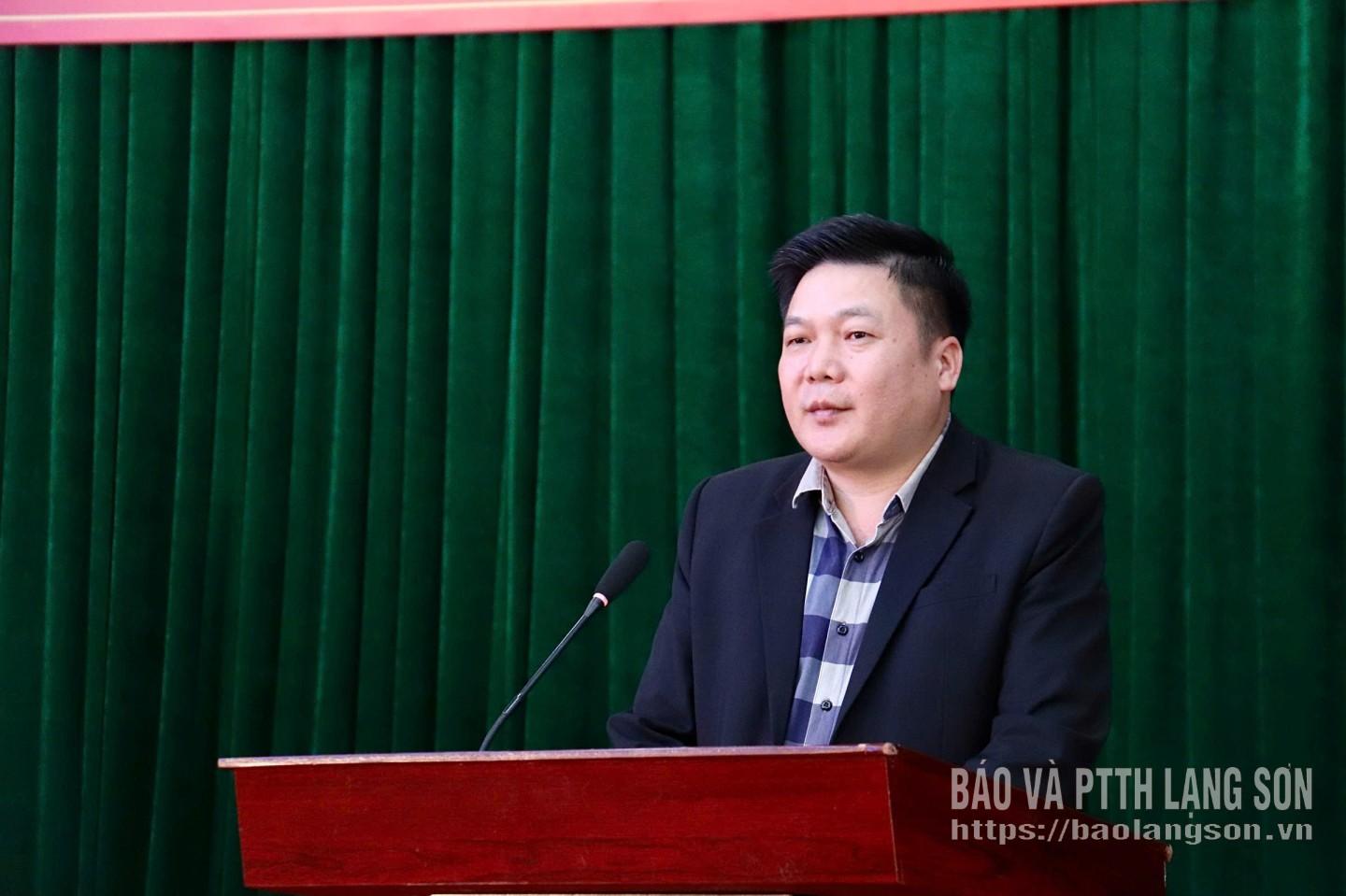 Ông Hoàng Văn Thuận, Bí thư Đảng ủy xã Thất Khê báo cáo chương trình hành động tại hội nghị