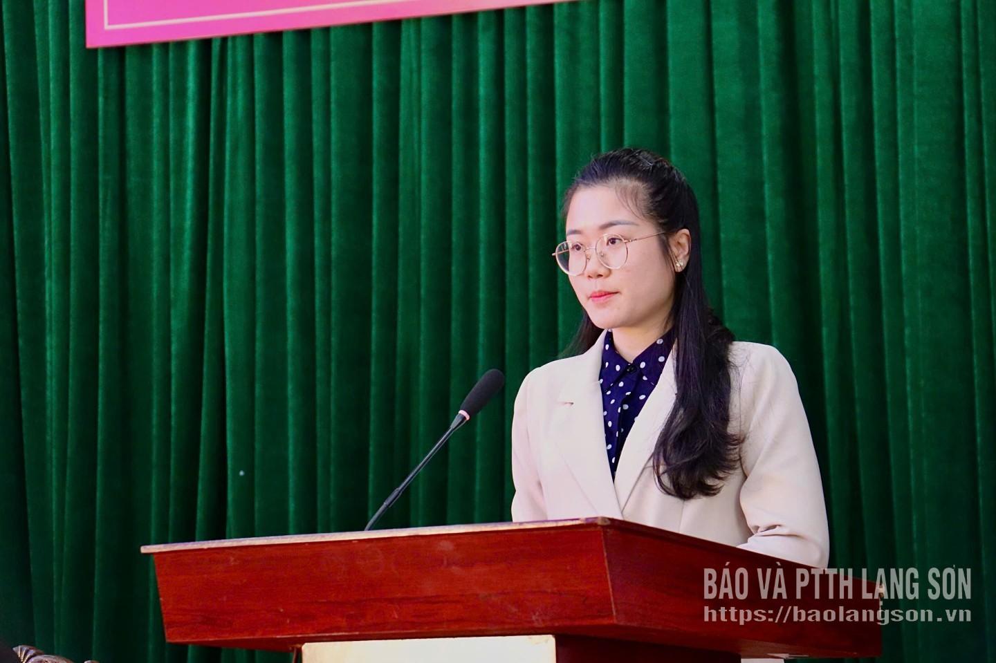 Bà Ma Thị Thu Huyền, chuyên viên Ban Xây dựng đảng, Văn phòng Đảng ủy xã Thất Khê báo cáo chương trình hành động