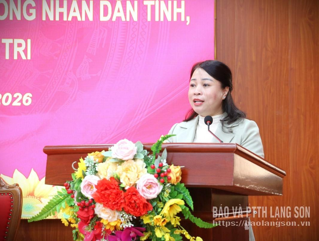 Bà Nguyễn Thị Hồng Vân, Tỉnh ủy viên, Phó Chủ tịch Ủy ban MTTQ Việt Nam tỉnh, Chủ tịch Hội Liên hiệp Phụ nữ tỉnh trình bày chương trình hành động tại hội nghị