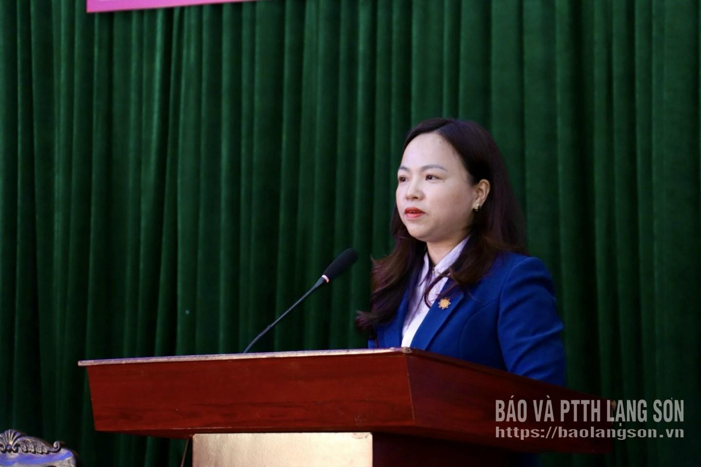 Bà Nguyễn Thu Hường, Phó Trưởng phòng Công tác hội đồng, Văn phòng Đoàn đại biểu Quốc hội và HĐND tỉnh báo cáo chương trình hành động