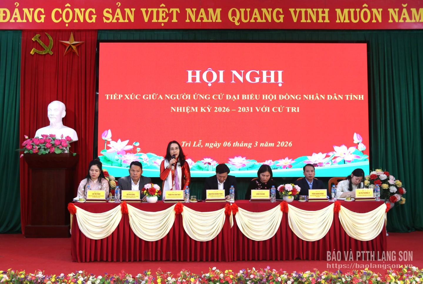 Bà Trần Thị Sơn Thùy, Phó Trưởng Ban phụ trách Ban Pháp chế HĐND tỉnh giải đáp ý kiến cử tri quan tâm