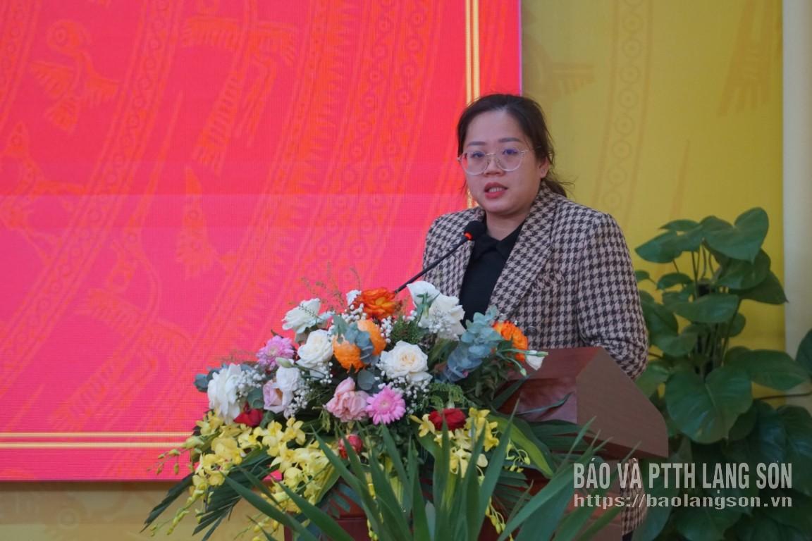 Bà Nông Thị Hương, chuyên viên Văn phòng Đảng ủy xã Đồng Đăng trình bày chương trình hành động