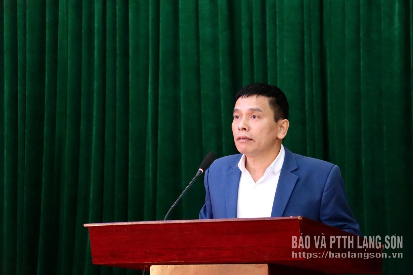 Ông Hoàng Quy, Phó trưởng Ban Dân tộc HĐND tỉnh báo cáo chương trình hành động tại hội nghị