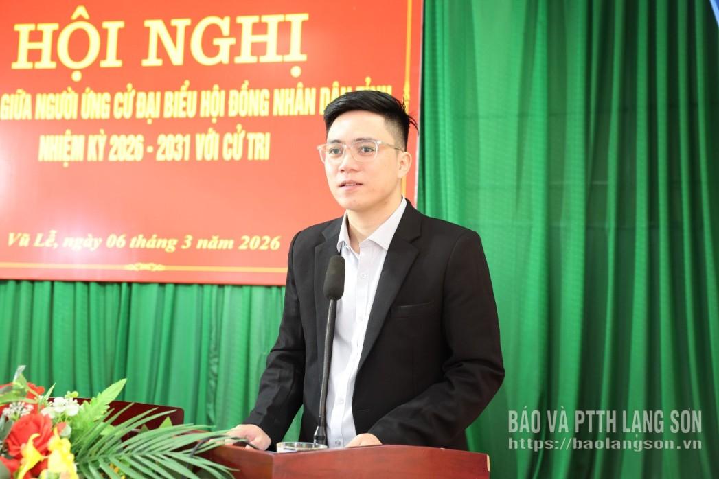 Ông Hoàng Văn Cường, chuyên viên Phòng Dân tộc và Tôn giáo, Sở Dân tộc và Tôn giáo trình bày chương trình hành động