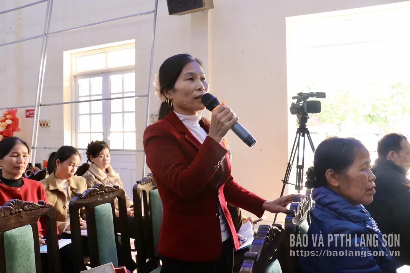 Cử tri thôn Lũng Xá trao đổi các nội dung quan tâm với các ứng cử viên đại biểu HĐND tỉnh