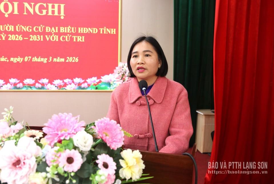 Bà Lành Thị Huệ, Bí thư đảng ủy, Chủ tịch HĐND xã Yên Phúc trình bày chương trình hành động