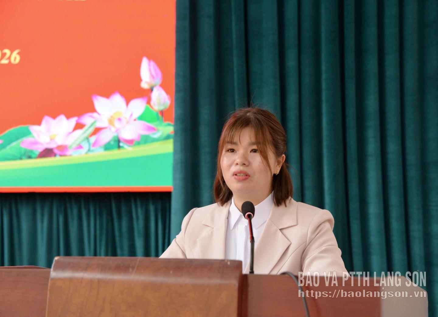 Bà Vương Thị Thu, chuyên viên Ban Xây dựng đảng, Đảng ủy xã Lộc Bình trình bày chương trình hành động