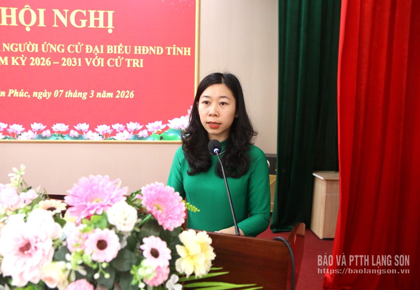 Bà Hà Thị Phương Ly, Phó Chánh văn phòng Đảng ủy xã Yên Phúc trình bày chương trình hành động