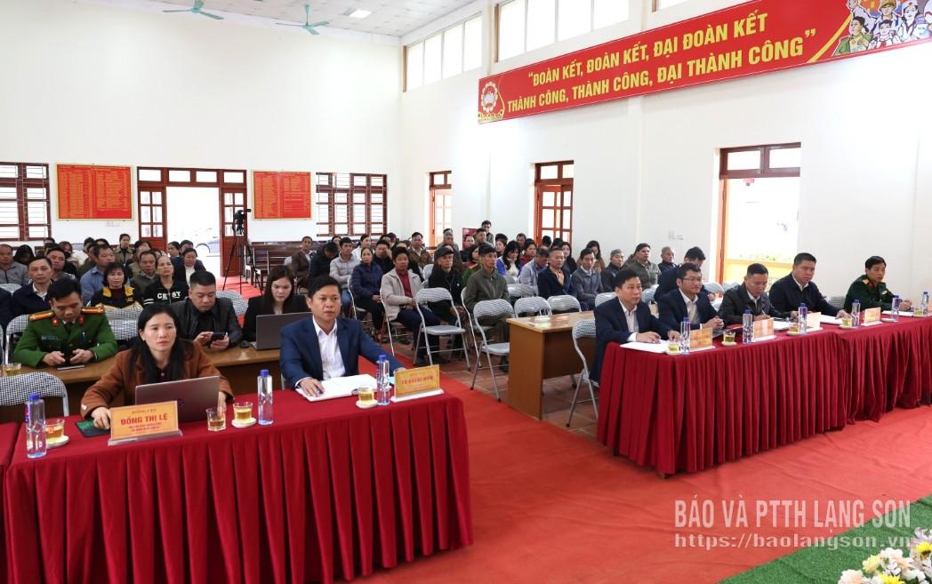 Các đại biểu và cử tri dự hội nghị