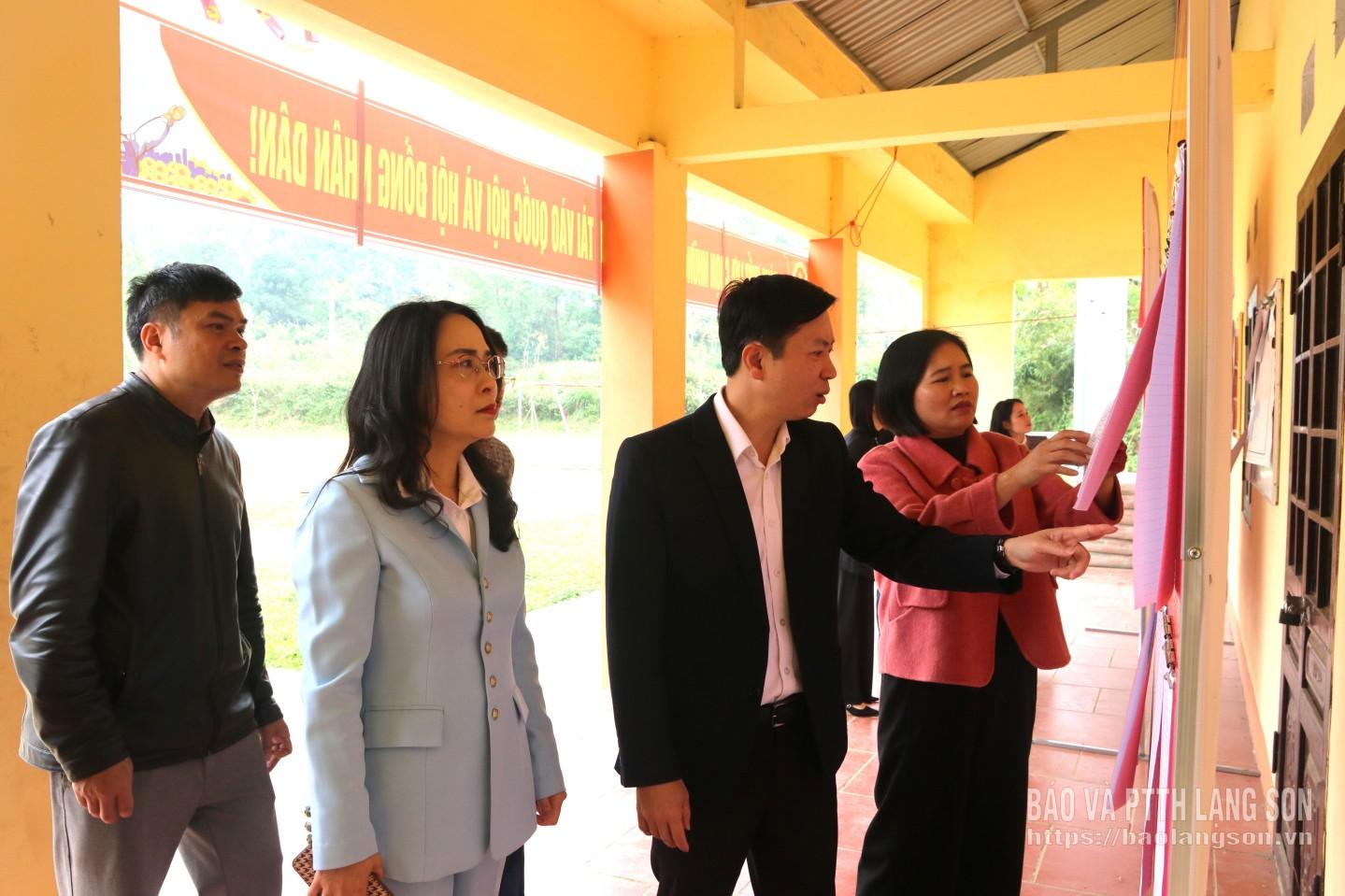 Các đại biểu kiểm tra tại khu vực bỏ phiếu trên địa bàn xã Yên Phúc