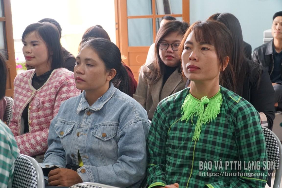 Cử tri tham dự buổi tiếp xúc