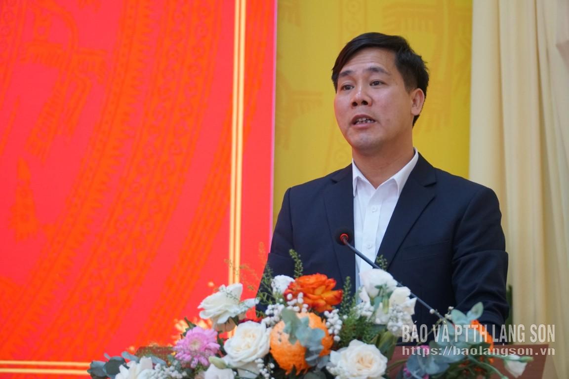 Ông Nguyễn Văn Thịnh, Phó Bí thư Đảng ủy, Chủ tịch UBND xã Ba Sơn trình bày chương trình hành động