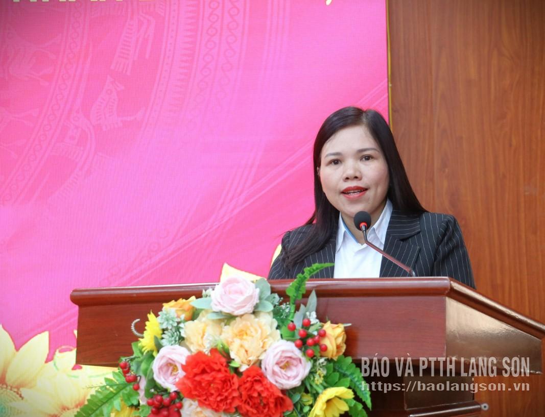 Bà Vi Thanh Tâm, Phó trưởng Ban công tác phụ nữ, Ủy ban MTTQ Việt Nam tỉnh trình bày chương trình hành động tại hội nghị