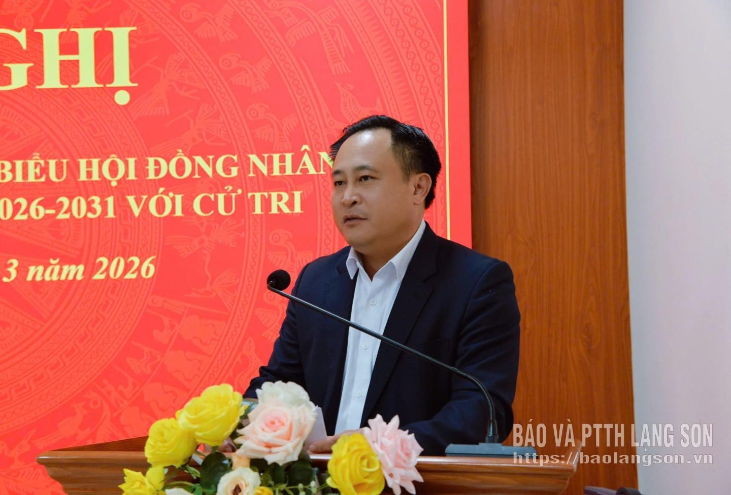 Ông Lương Trọng Quỳnh, Ủy viên Ban Thường vụ Tỉnh ủy, Trưởng Ban Nội chính Tỉnh ủy tiếp thu và trao đổi ý kiến của các cử tri