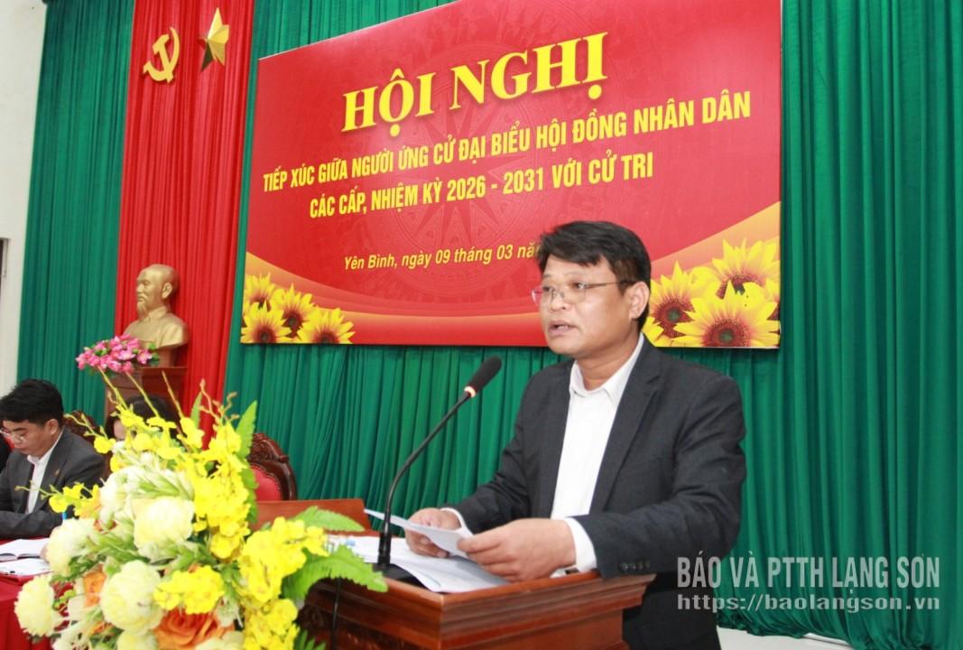 Lãnh đạo Ủy ban MTTQ Việt Nam xã Yên Bình giới thiệu tóm tắt tiểu sử các ứng cử viên