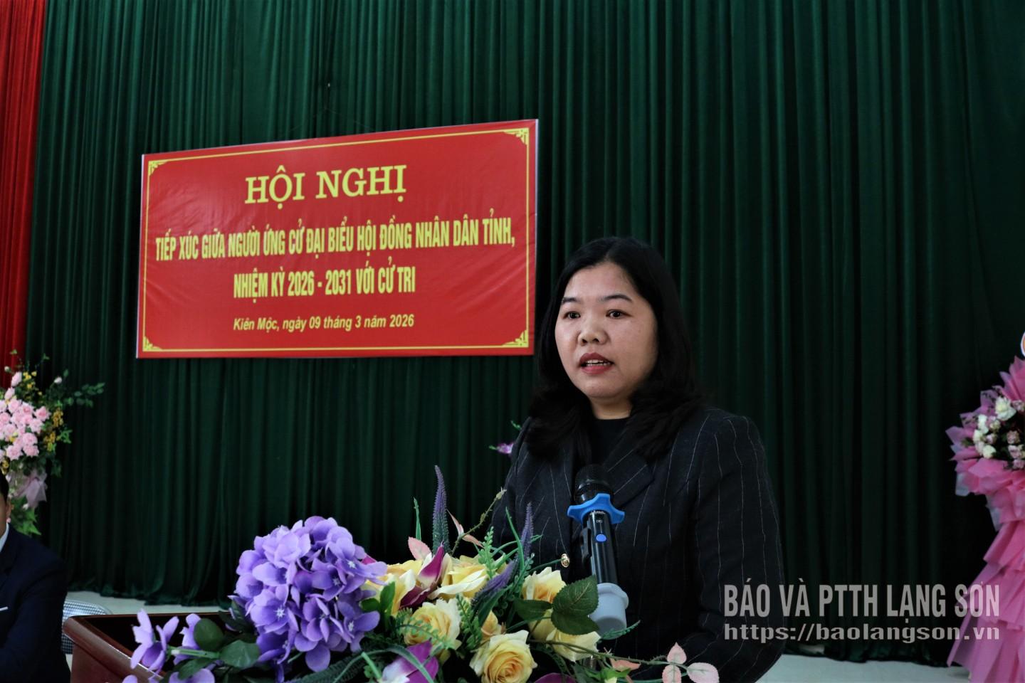 Bà Hoàng Thị Kim Hoạt, Bí thư Đảng ủy, Chủ tịch HĐND xã Kiên Mộc trình bày chương trình hành động tại hội nghị tiếp xúc cử tri ở thôn Nà Lừa, xã Kiên Mộc