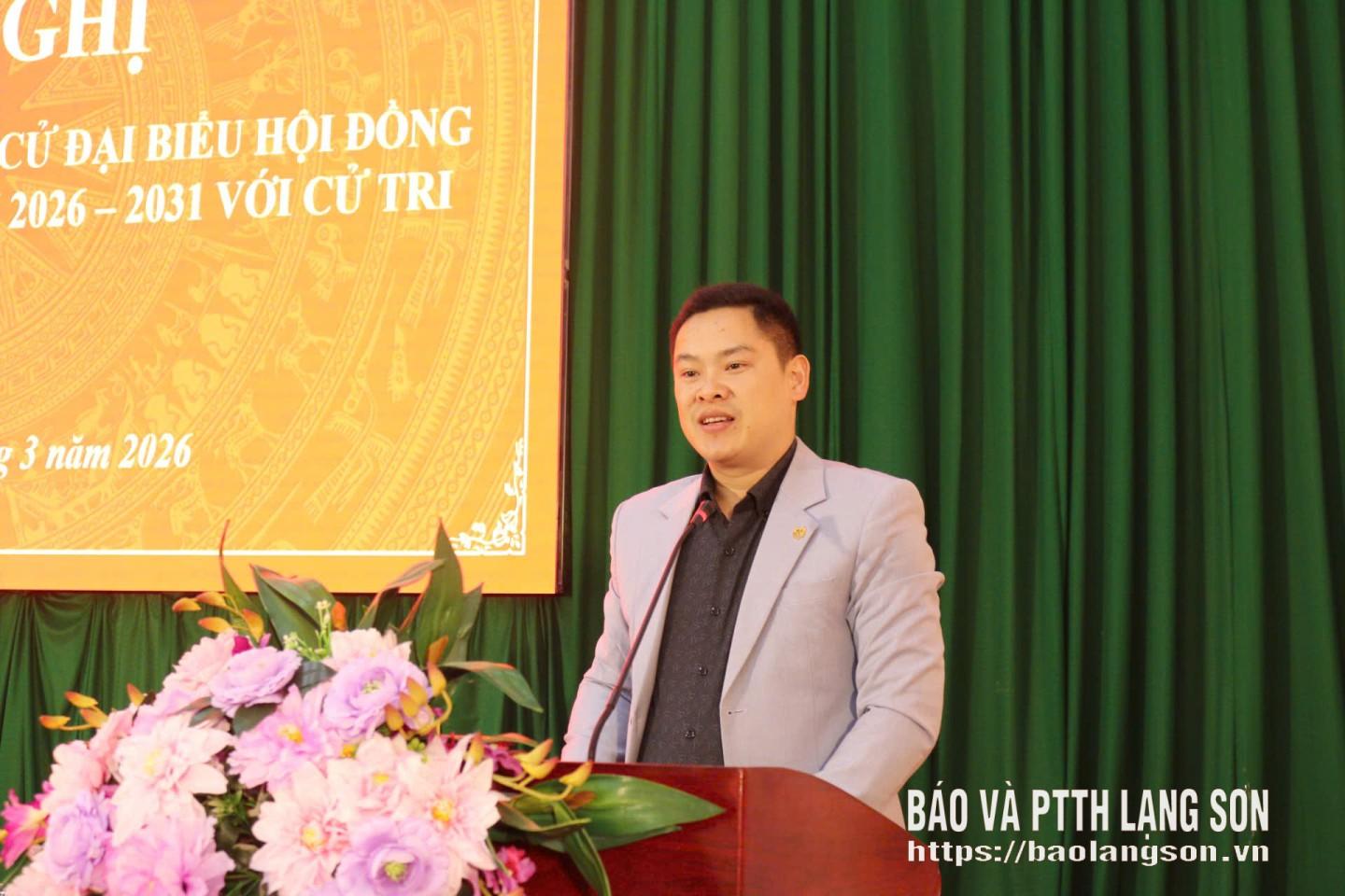 Ông Nguyễn Thanh Tùng, chuyên viên chính Phòng Công tác hội đồng, Văn phòng Đoàn ĐBQH và HĐND tỉnh trình bày chương trình hành động