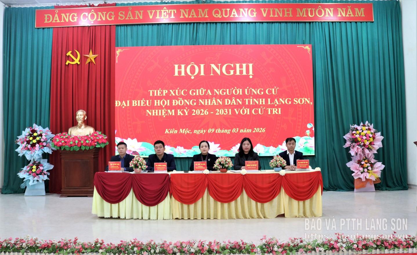 Các ứng cử viên tiếp xúc cử tri tại thôn Nà Lừa, xã Kiên Mộc