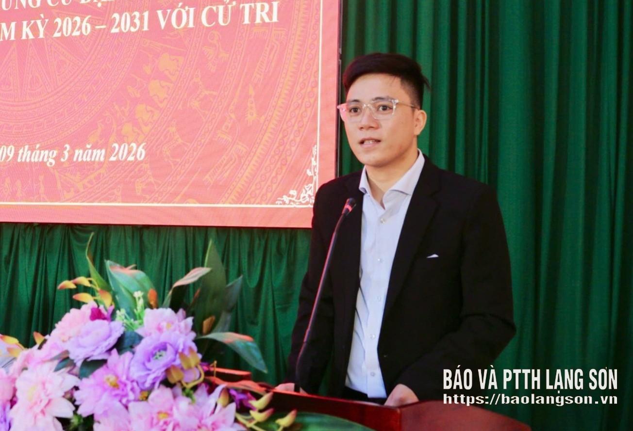 Ông Hoàng Văn Cường, chuyên viên Phòng Dân tộc và Tôn giáo, Sở Dân tộc và Tôn giáo trình bày chương trình hành động