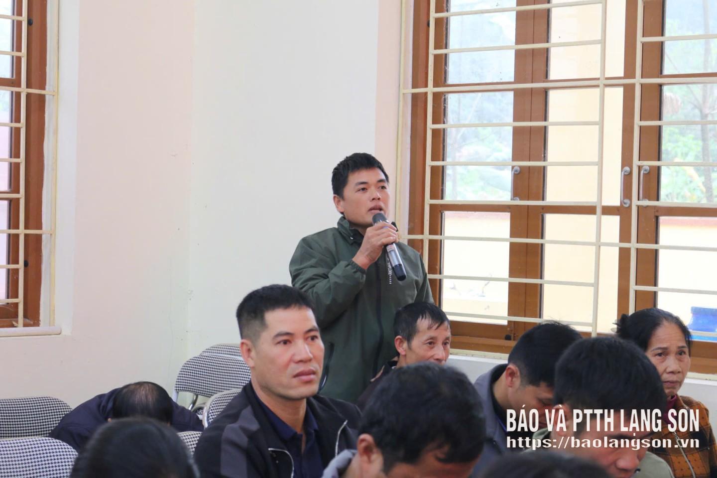 Cử tri xã Vũ Lăng nêu ý kiến tại hội nghị