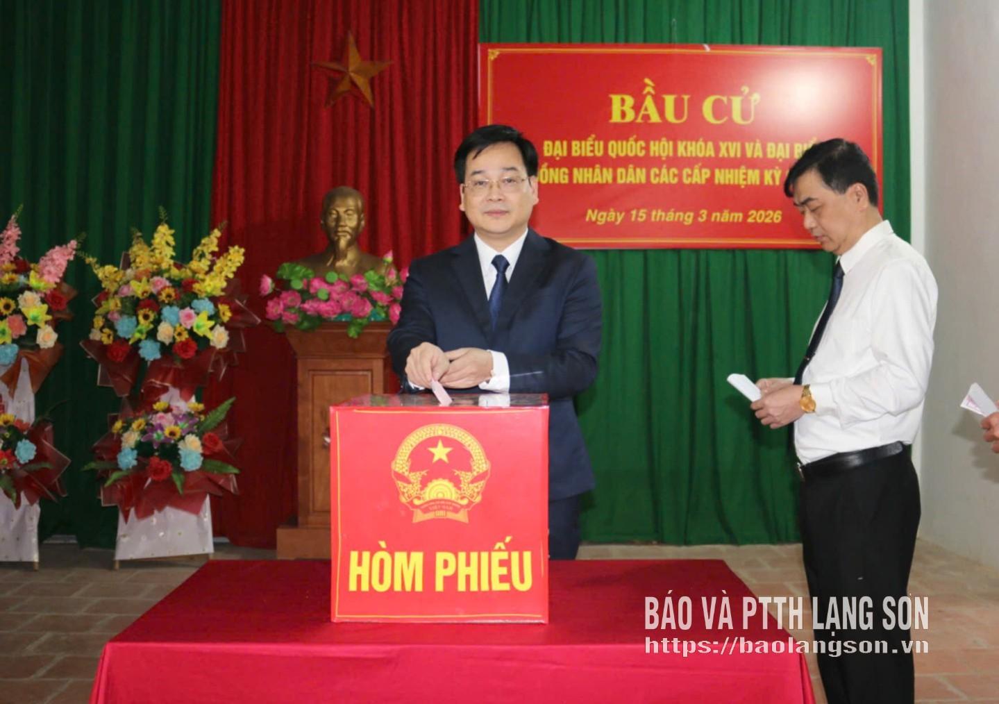 Đồng chí Vũ Hoàng Quý, Ủy viên Ban Thường vụ Tỉnh ủy, Chủ nhiệm Ủy ban Kiểm tra Tỉnh ủy bỏ phiếu tại khu vực bỏ phiếu số 18, thôn Cã Ngoài, xã Tuấn Sơn