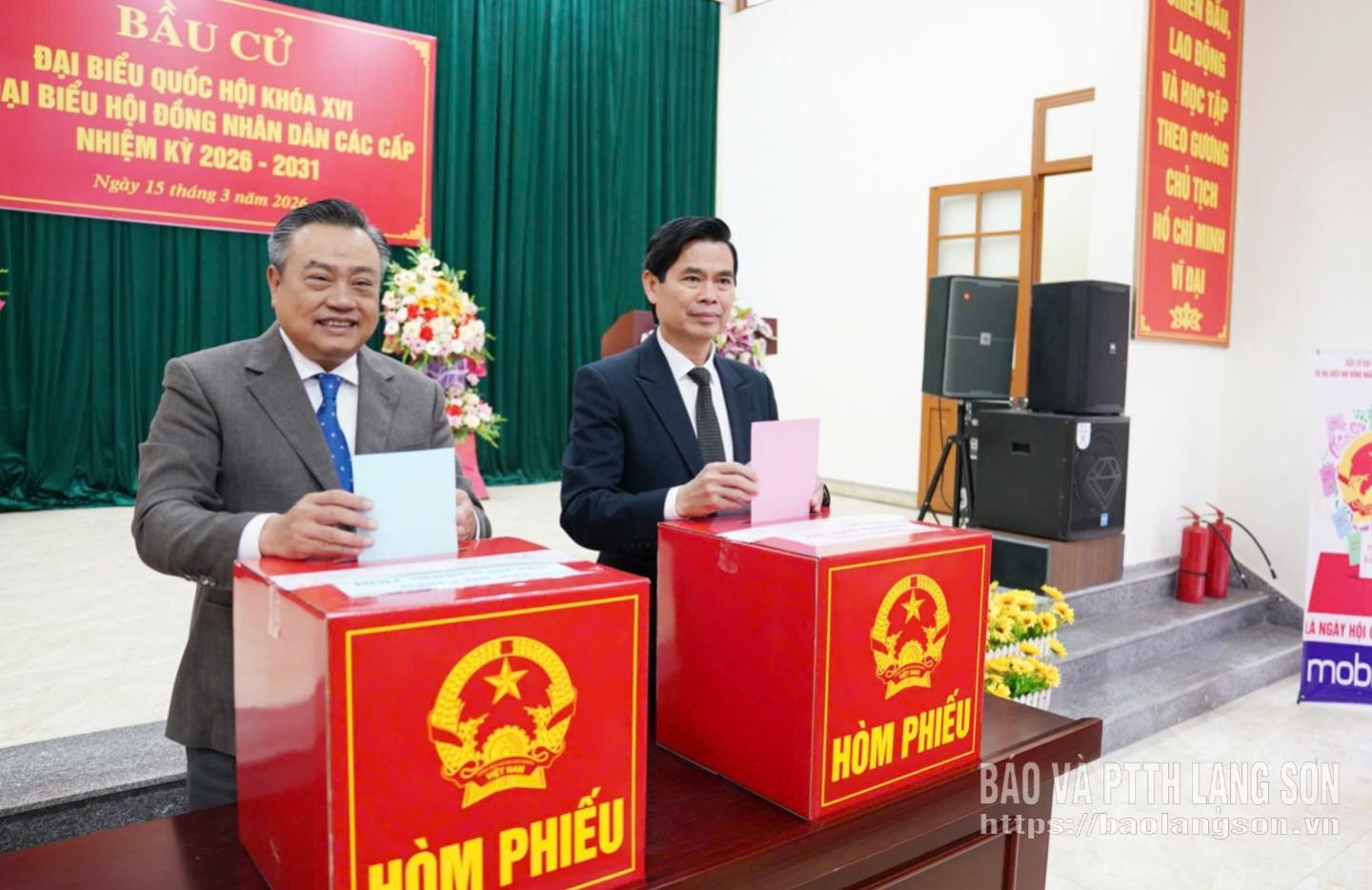 Đồng chí Trần Sỹ Thanh, Ủy viên Bộ Chính trị, Bí thư Trung ương Đảng, Chủ nhiệm Ủy ban Kiểm tra Trung ương và đồng chí Hoàng Quốc Khánh, Ủy viên Trung ương Đảng, Bí thư Tỉnh ủy, Trưởng Ban chỉ đạo Bầu cử tỉnh bỏ phiếu bầu đại biểu Quốc hội khóa XVI và đại biểu HĐND các cấp nhiệm kỳ 2026-2031