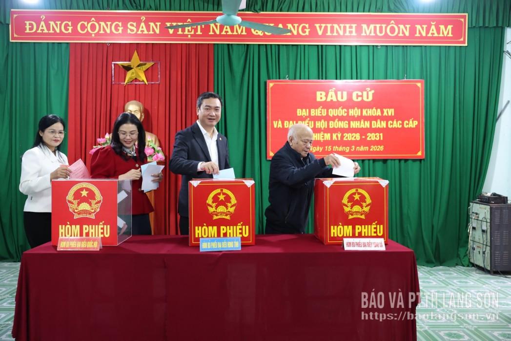 Đồng chí Nguyễn Cảnh Toàn, Phó Bí thư Tỉnh ủy, Chủ tịch UBND tỉnh, Phó Trưởng Ban chỉ đạo bầu cử tỉnh, Chủ tịch Ủy ban bầu cử tỉnh bỏ phiếu tại khu vực bầu cử số 6 (Nhà văn hóa thôn Na Đâu, xã Hữu Lũng)