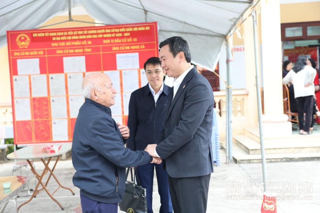 Đồng chí Nguyễn Cảnh Toàn, Phó Bí thư Tỉnh ủy, Chủ tịch UBND tỉnh, Phó Trưởng Ban chỉ đạo bầu cử tỉnh, Chủ tịch Ủy ban bầu cử tỉnh động viên cử tri tham gia bầu cử