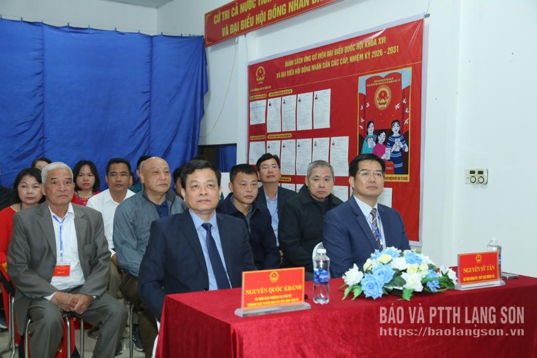 Các cử tri trên địa bàn xã Bình Gia tham gia bỏ phiếu bầu cử tại khu vực bỏ phiếu số 20