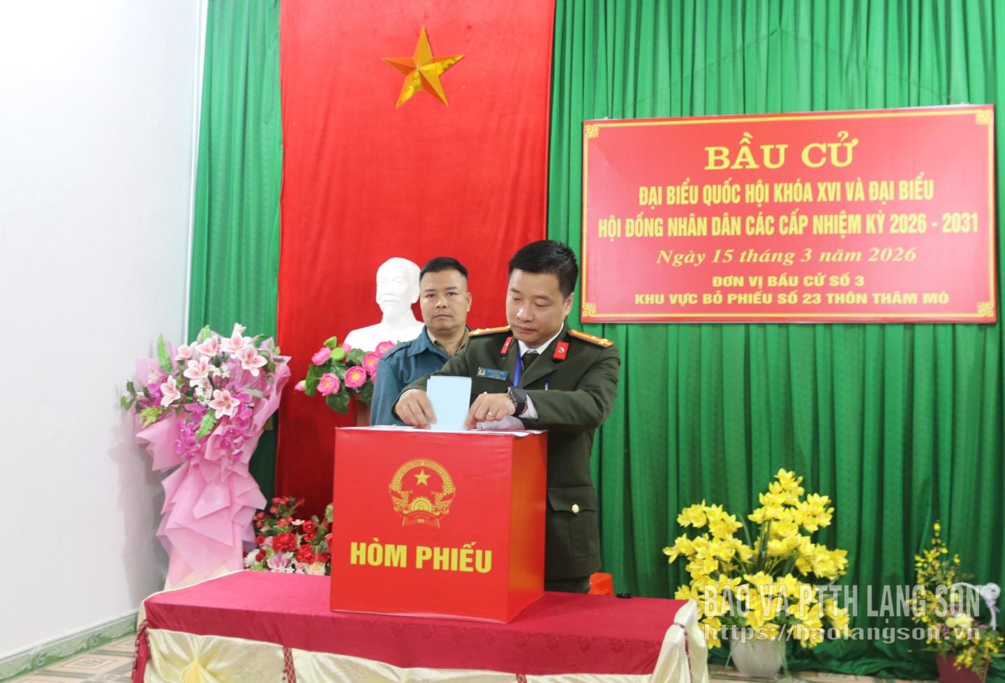 Đồng chí Vũ Thanh Tùng, Ủy viên Ban Thường vụ Tỉnh ủy, Giám đốc Công an tỉnh bỏ phiếu bầu tại khu vực bỏ phiếu số 23, nhà văn hóa thôn Thâm Mò, xã Đồng Đăng