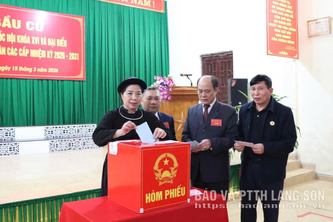 Cử tri tham gia bỏ phiếu tại khu vực bỏ phiếu số 20, nhà văn hóa khối 26, phường Kỳ Lừa