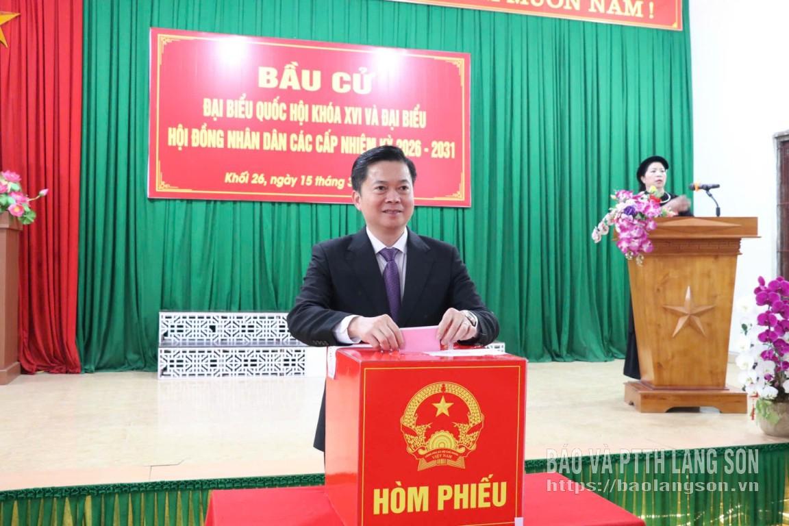 Đồng chí Đinh Hữu Học, Uỷ viên Ban Thường vụ Tỉnh uỷ, Phó Chủ tịch Thường trực UBND tỉnh bỏ lá phiếu đầu tiên tại khu vực bỏ phiếu số 20, nhà văn hóa khối 26, phường Kỳ Lừa