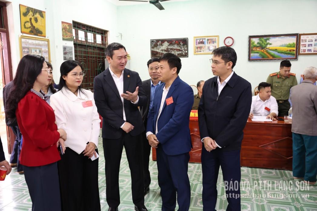 Đồng chí Nguyễn Cảnh Toàn, Phó Bí thư Tỉnh ủy, Chủ tịch UBND tỉnh, Phó Trưởng Ban chỉ đạo bầu cử tỉnh, Chủ tịch Ủy ban bầu cử tỉnh cùng các đại biểu trao đổi một số nội dung liên quan đến công tác bầu cử