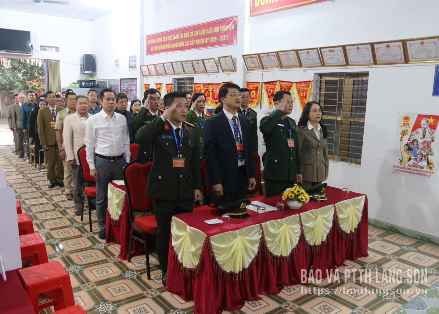 các đại biểu và cử tri thực hiện nghi thức chào cờ tại khu vực bầu cử số 23